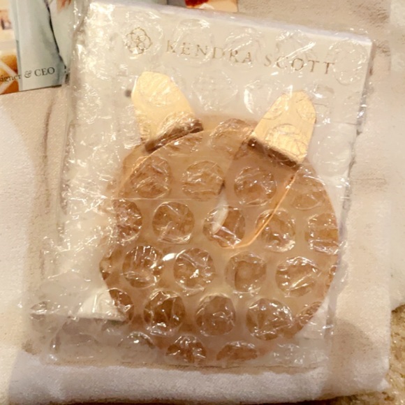 Kendra Scott
Rose Gold Diane Earrings NEW never worn - Picture 2 of 6